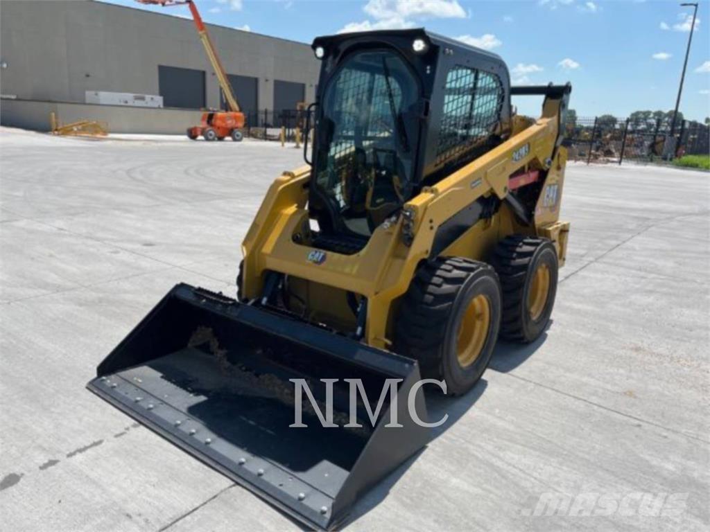 CAT 242D3 滑移装载机