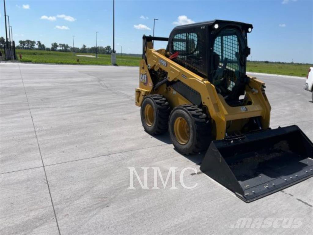 CAT 242D3 滑移装载机