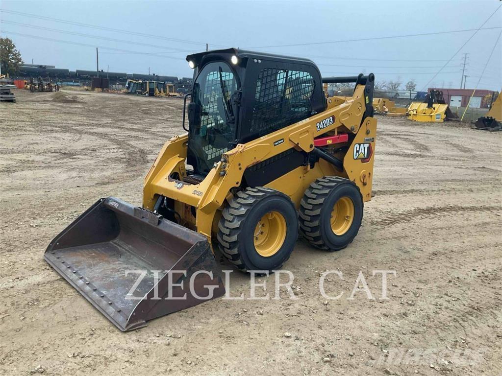 CAT 242D3 滑移装载机