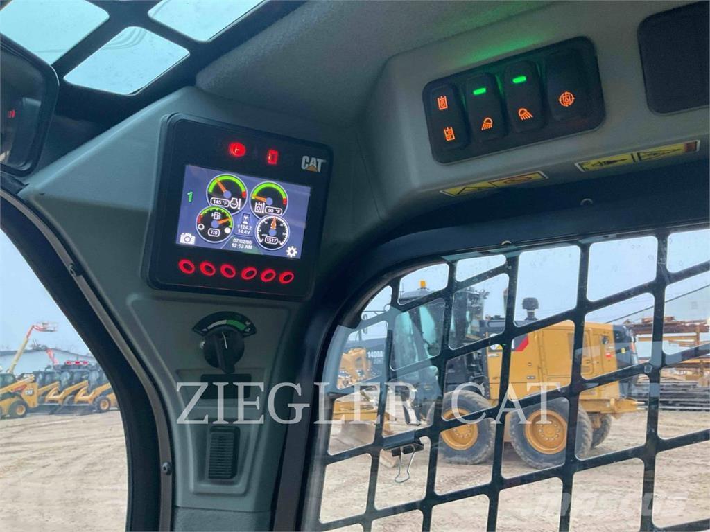 CAT 242D3 滑移装载机