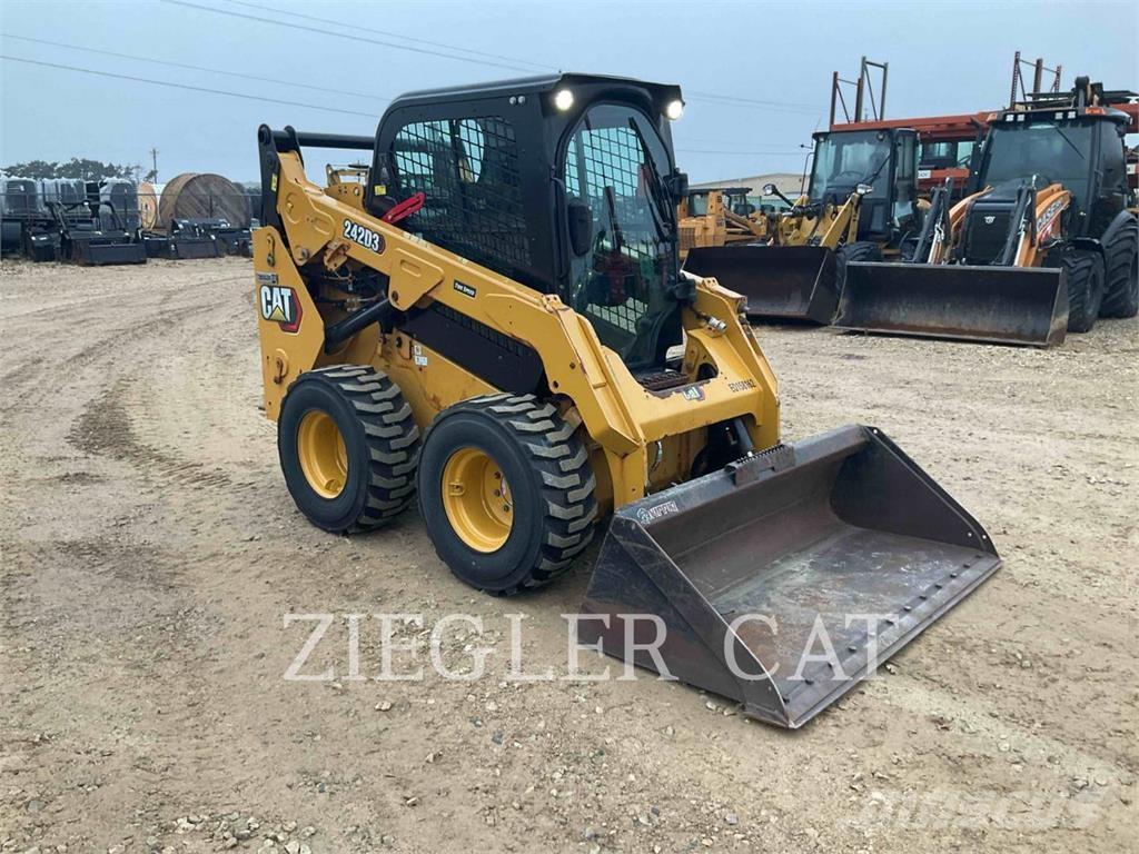 CAT 242D3 滑移装载机