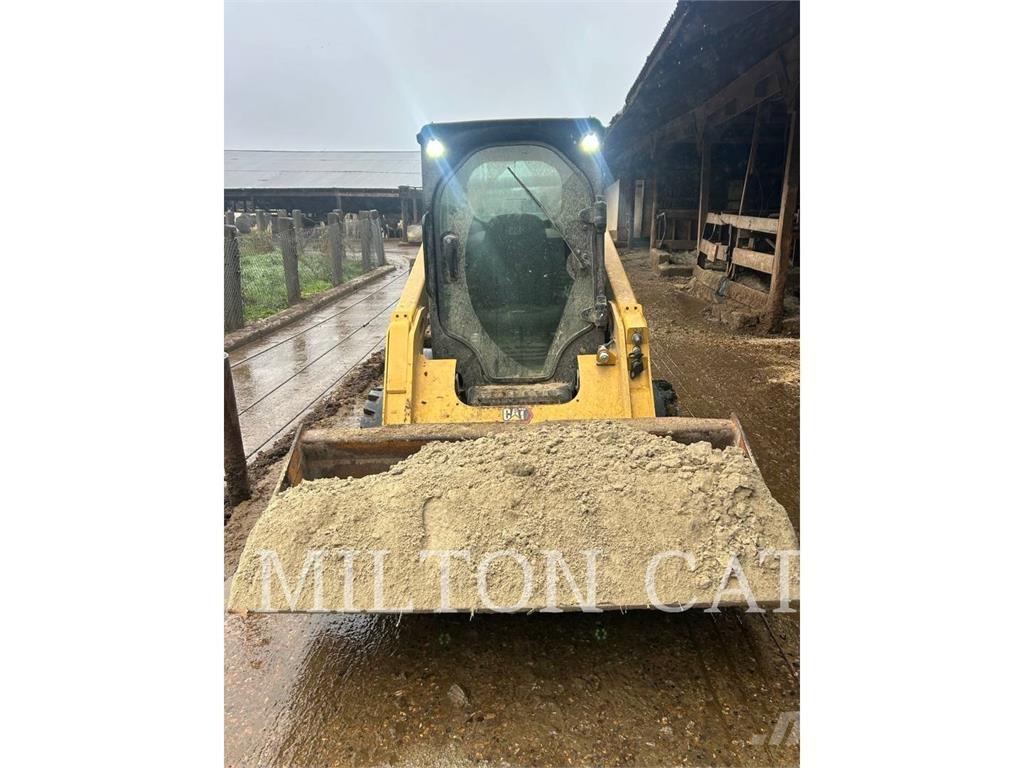 CAT 242D3 滑移装载机