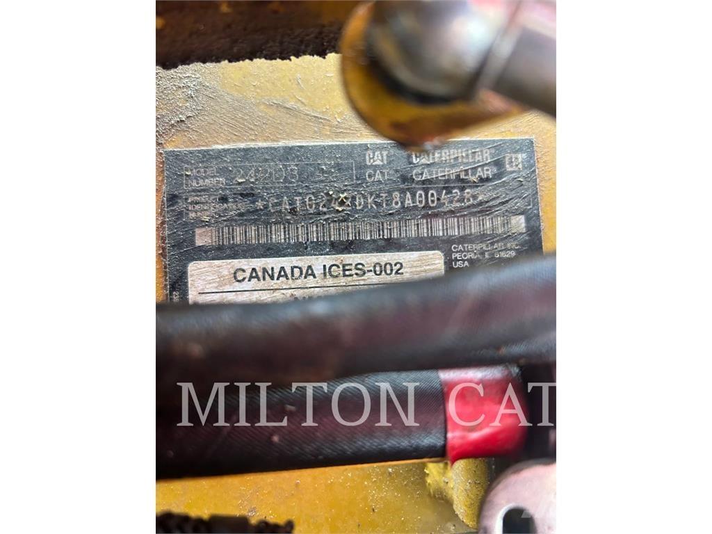 CAT 242D3 滑移装载机