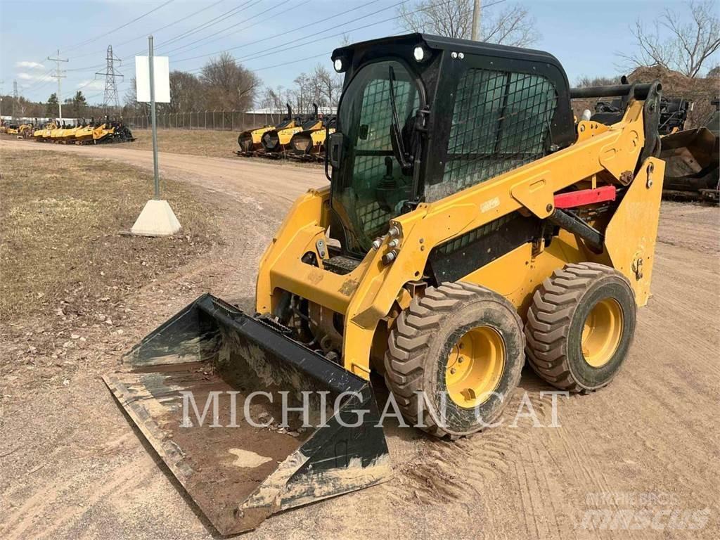 CAT 242D3 A2Q 滑移装载机