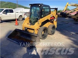CAT 242D3 AC 滑移装载机