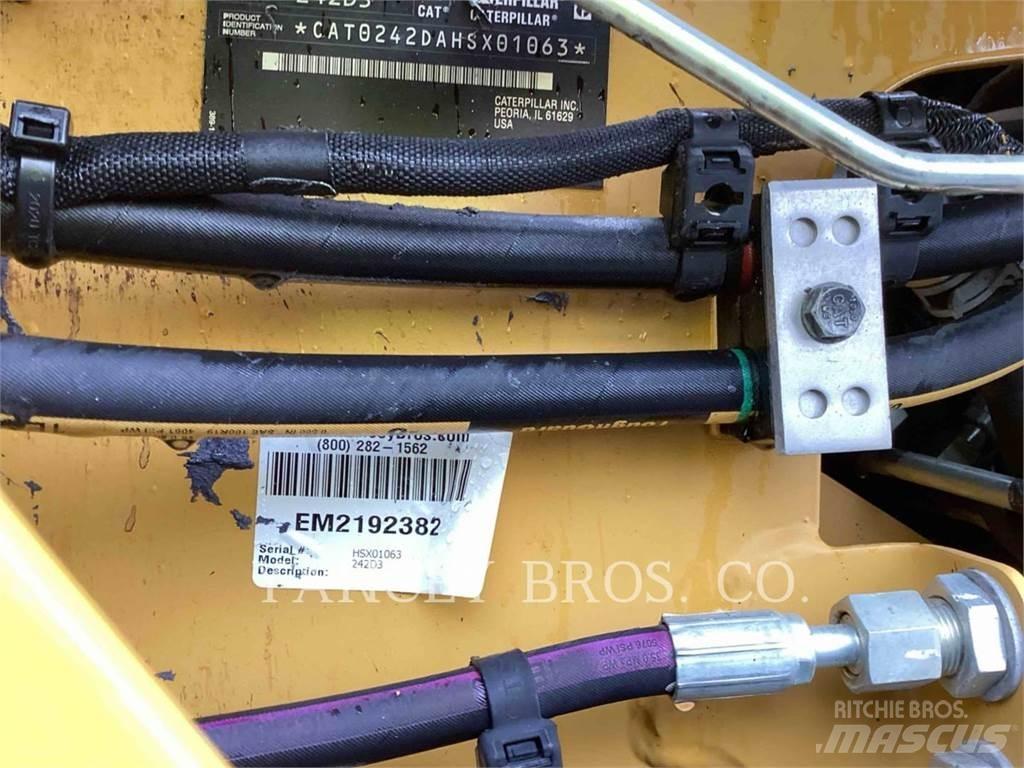CAT 242D3 AC 滑移装载机