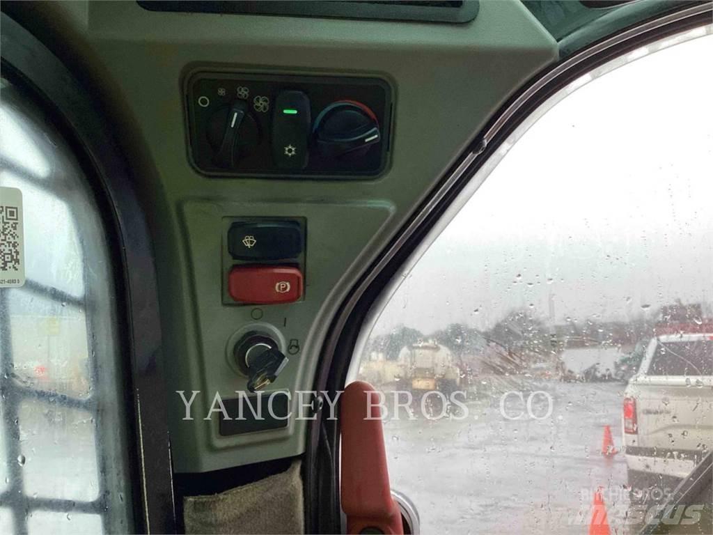 CAT 242D3 AC 滑移装载机