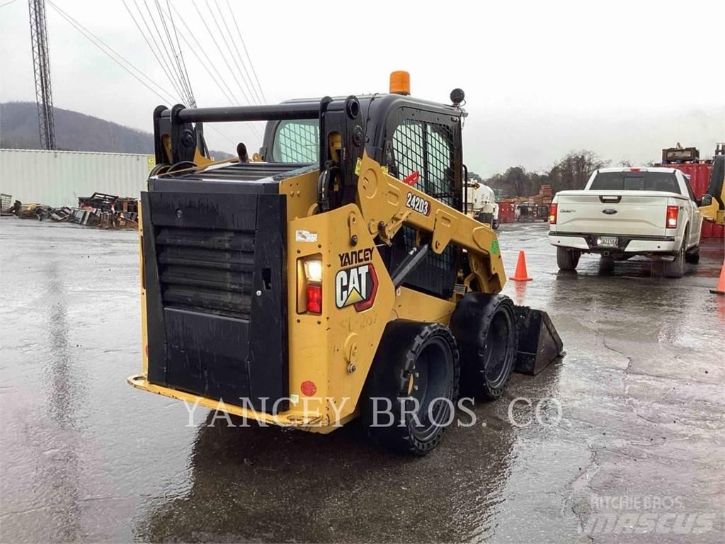 CAT 242D3 AC 滑移装载机