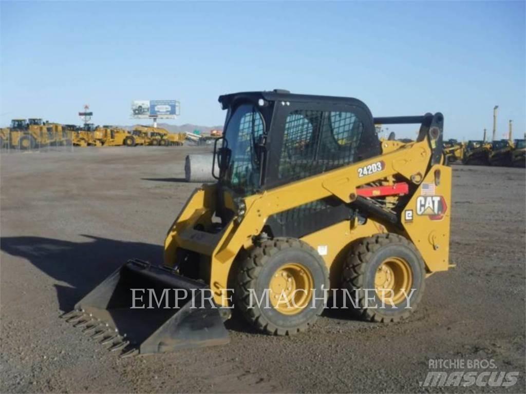 CAT 242D3 CA 滑移装载机