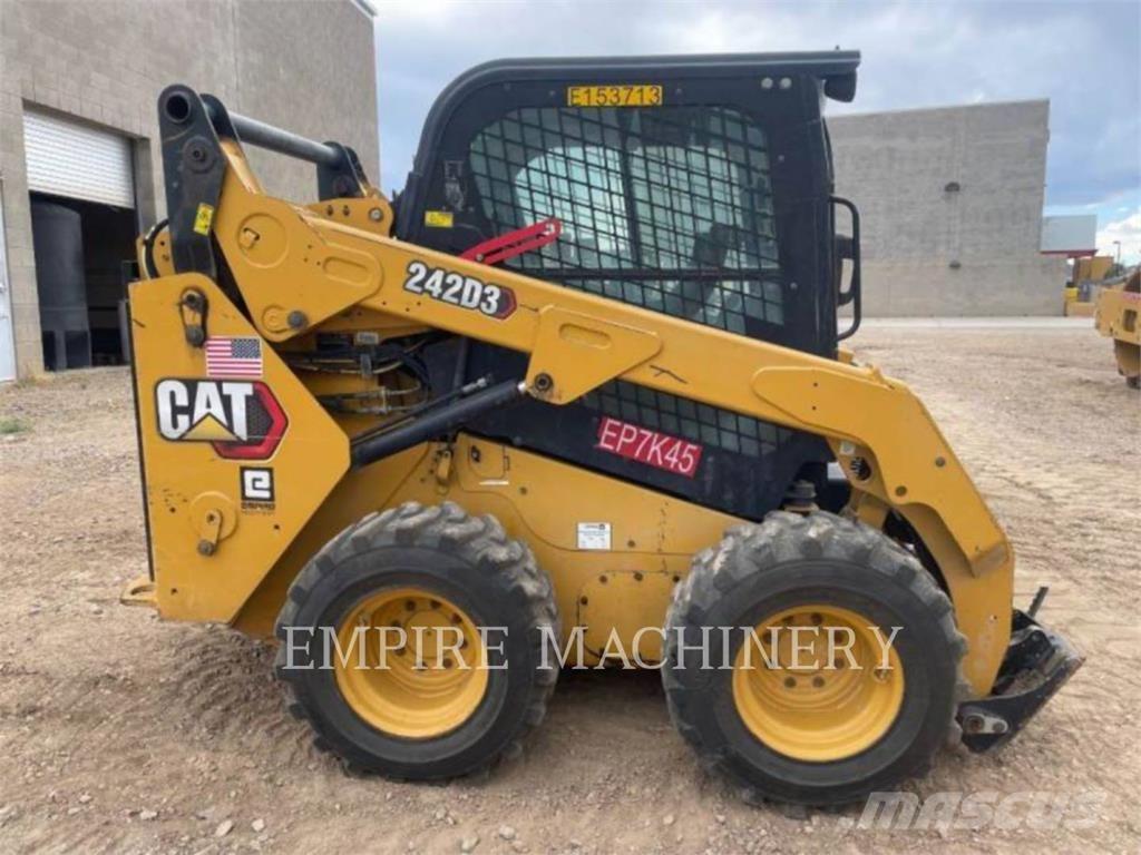 CAT 242D3 CA 滑移装载机