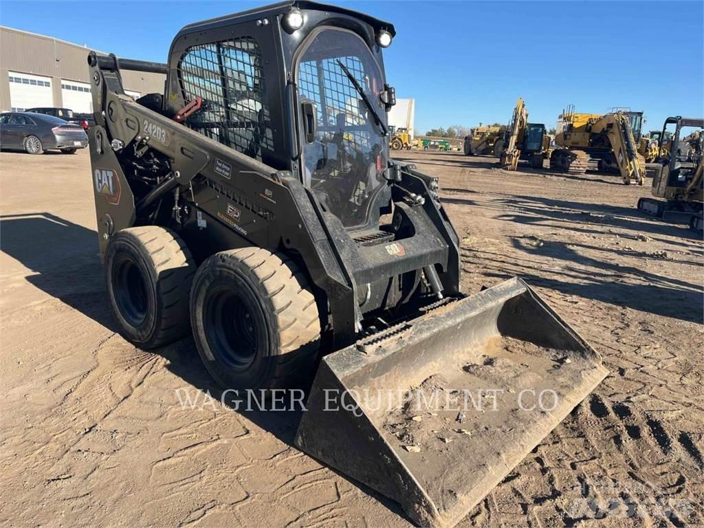 CAT 242D3 HF 滑移装载机