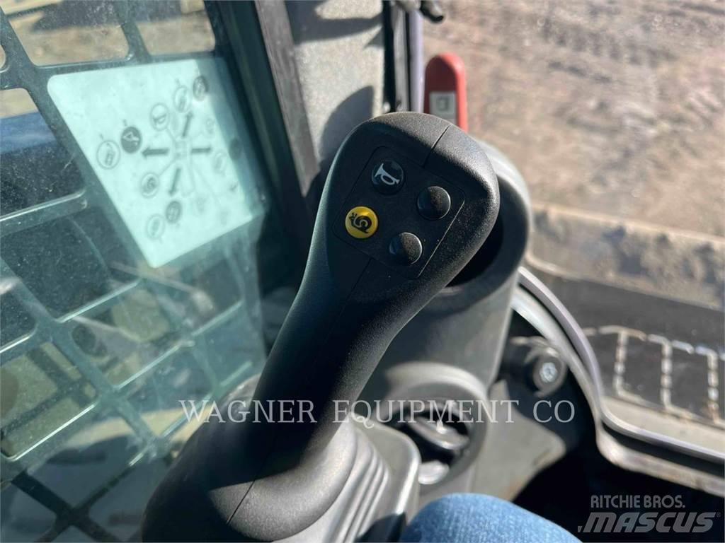 CAT 242D3 HF 滑移装载机