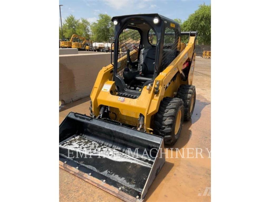 CAT 242D3 HF 滑移装载机