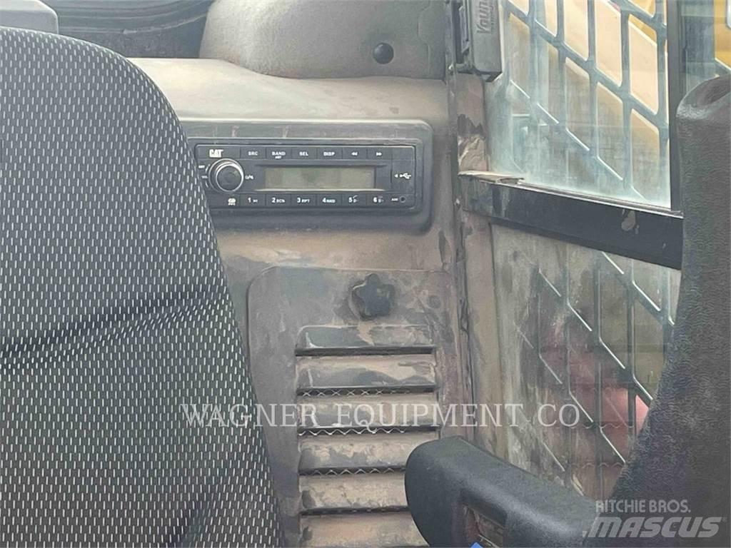 CAT 246D3 滑移装载机