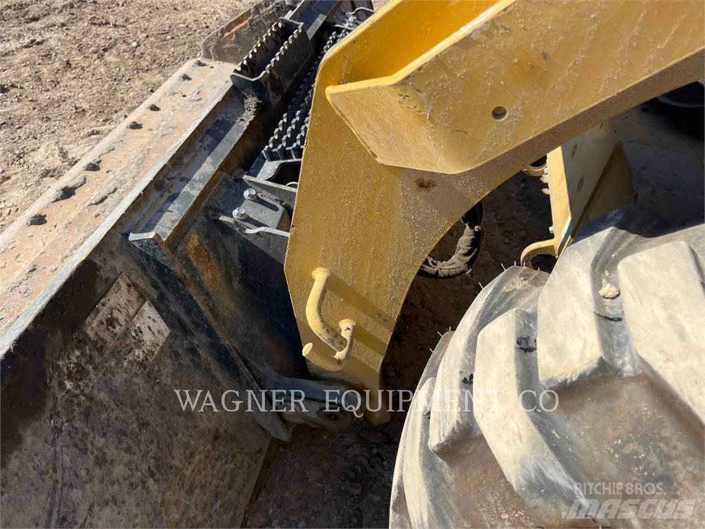 CAT 246D3 滑移装载机