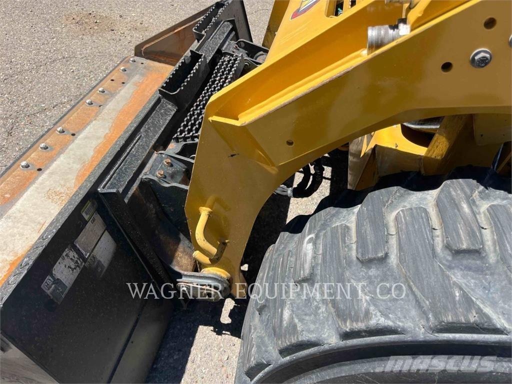 CAT 246D3 滑移装载机