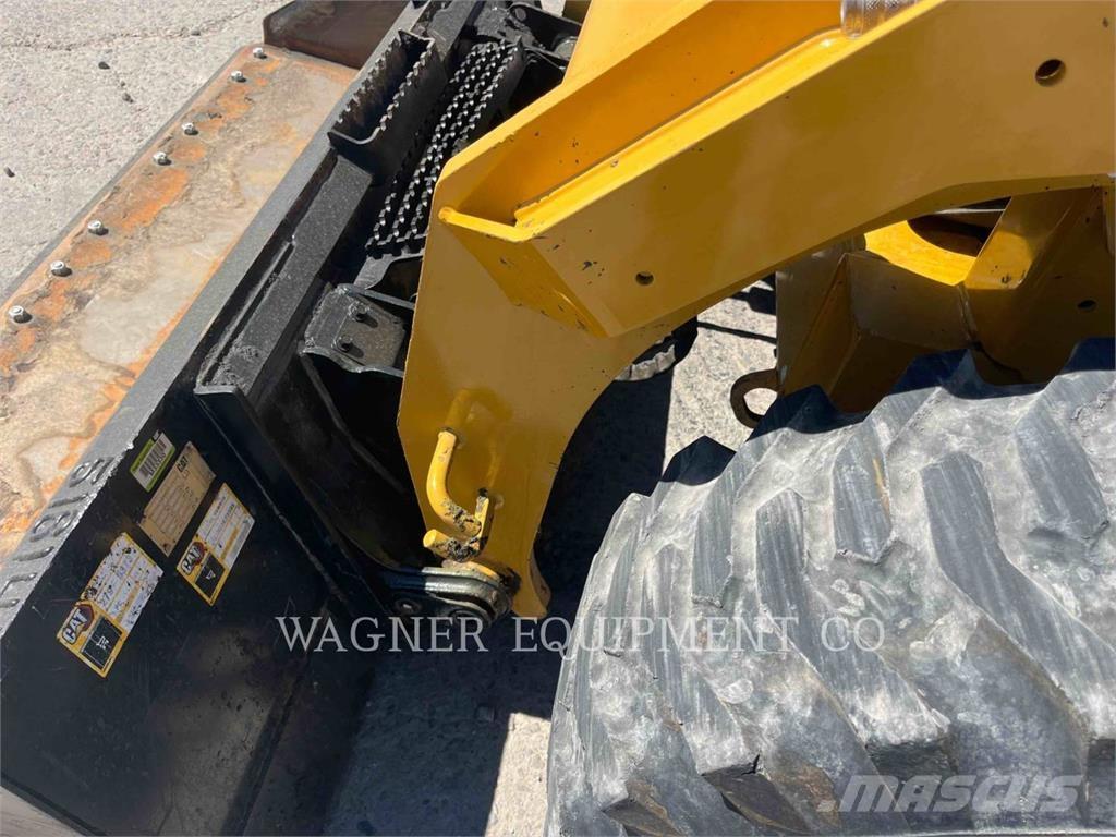 CAT 246D3 滑移装载机
