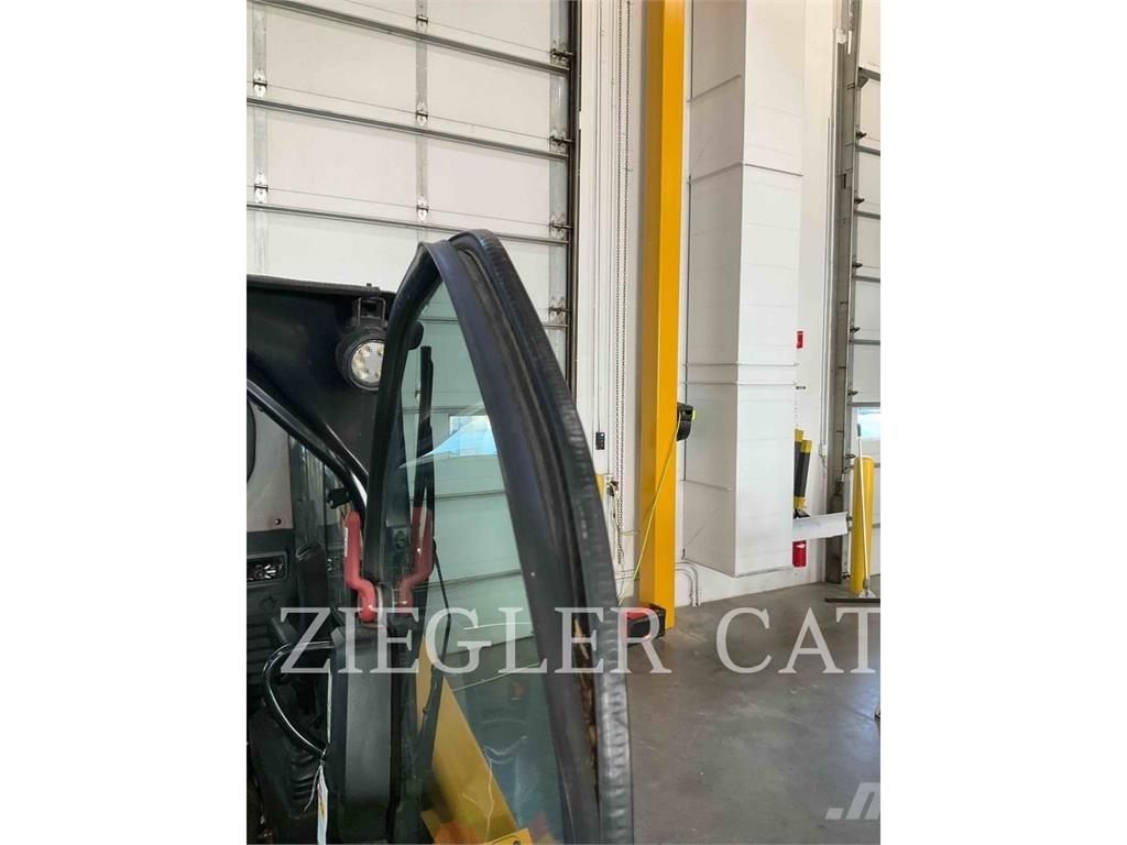 CAT 246D3 滑移装载机