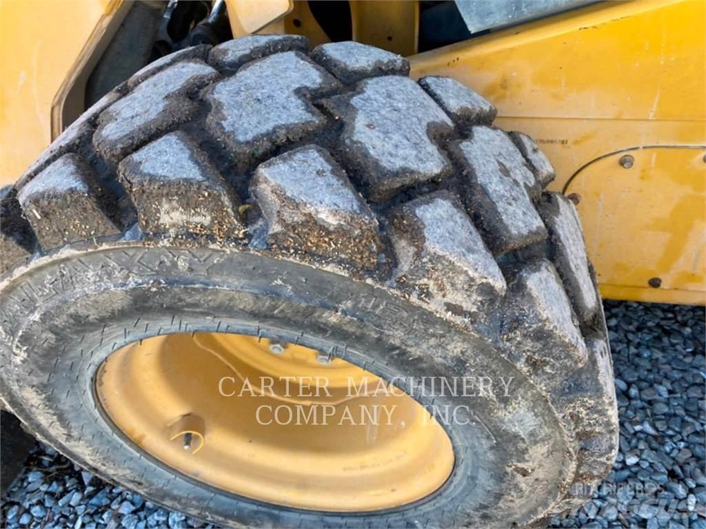 CAT 262C2 滑移装载机