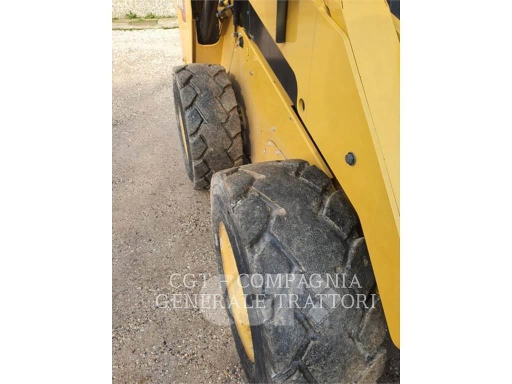 CAT 262D3 滑移装载机