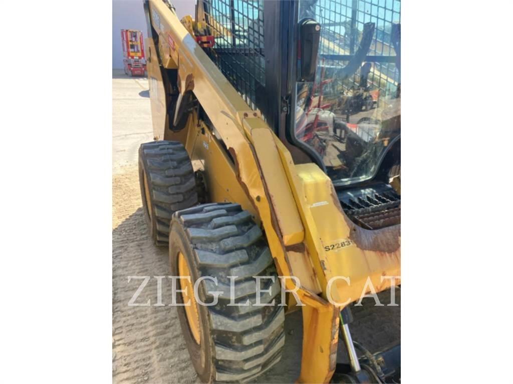 CAT 262D3 滑移装载机