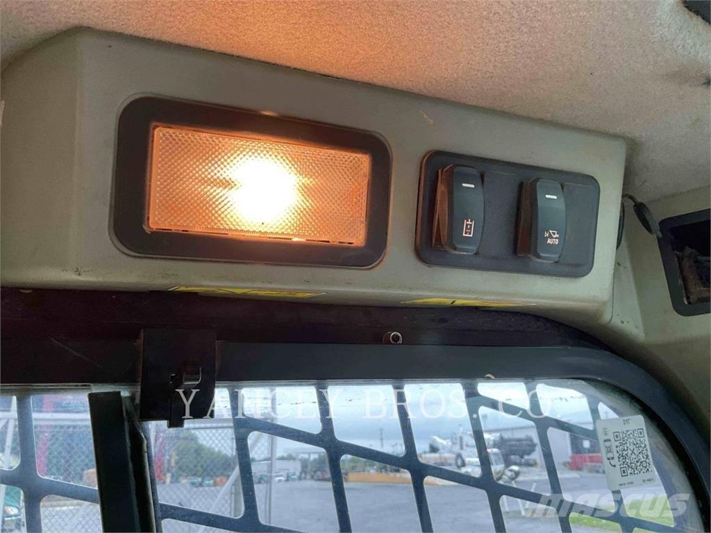 CAT 262D3 滑移装载机