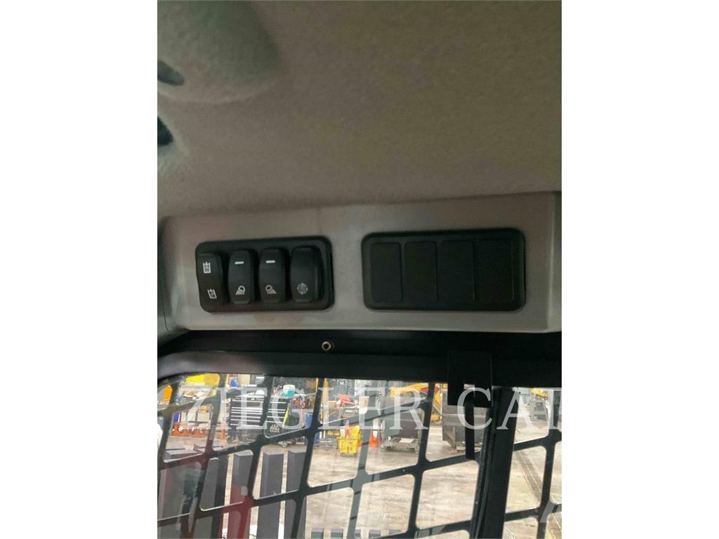 CAT 262D3 滑移装载机