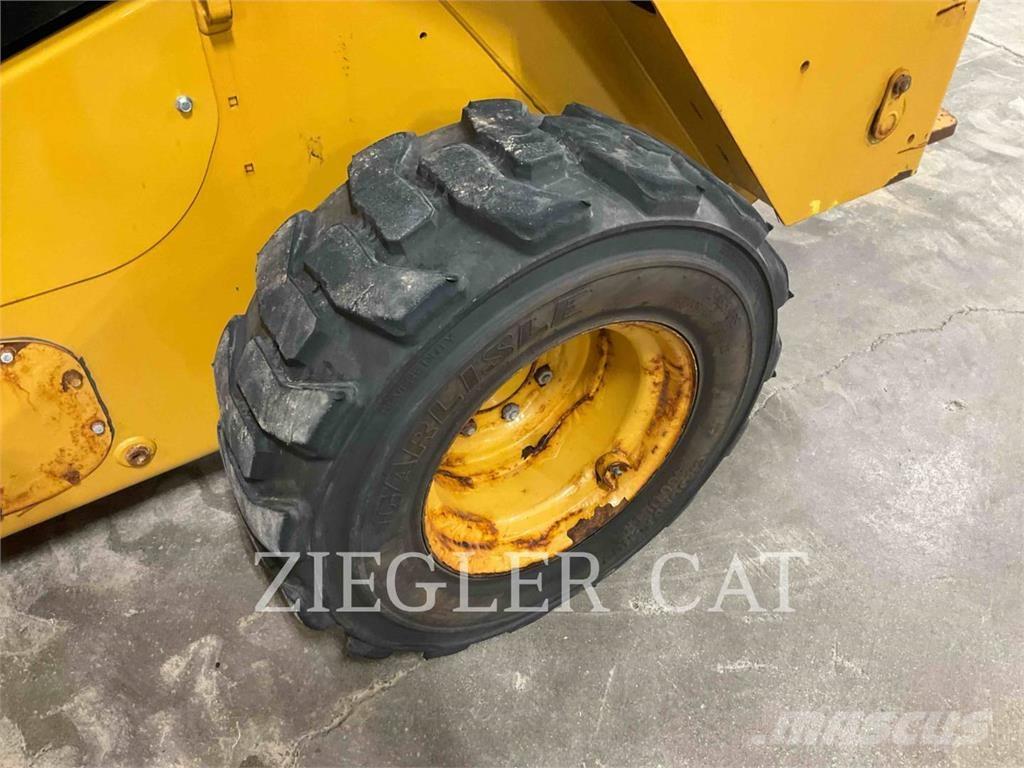 CAT 262D3 滑移装载机