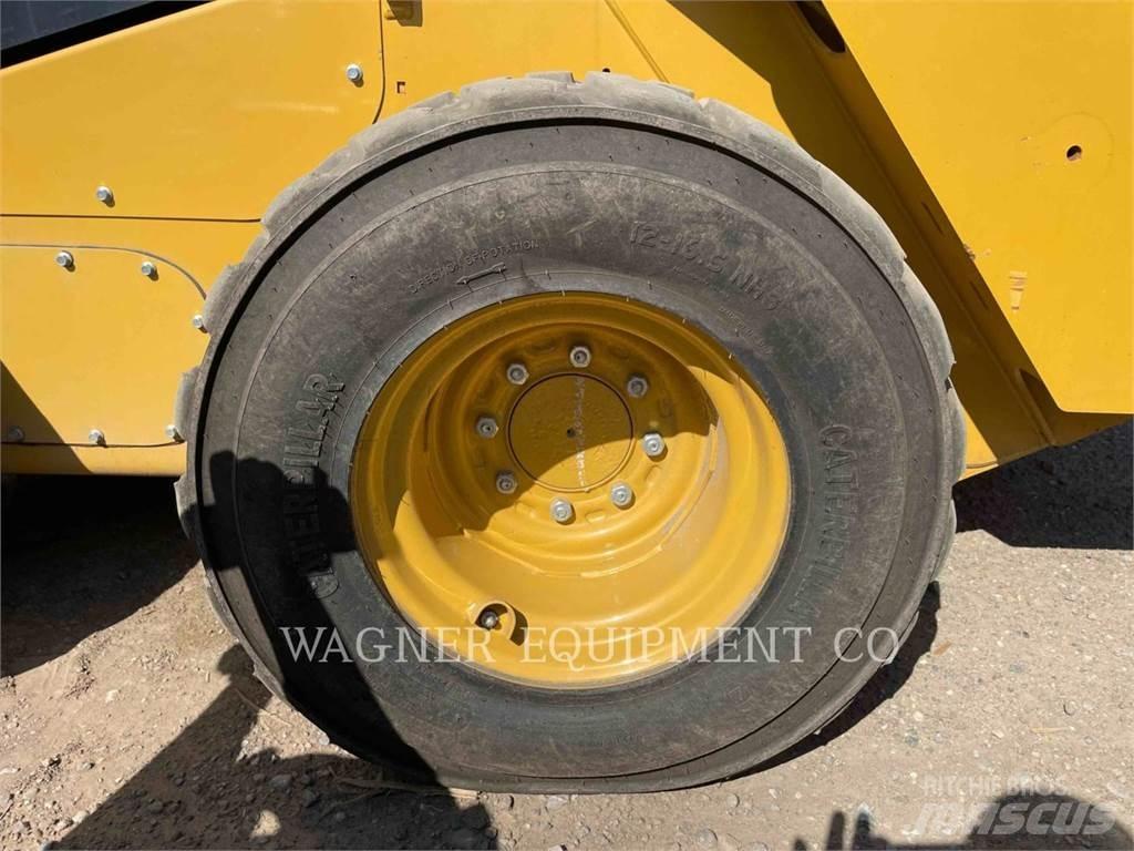 CAT 262D3 HF 滑移装载机