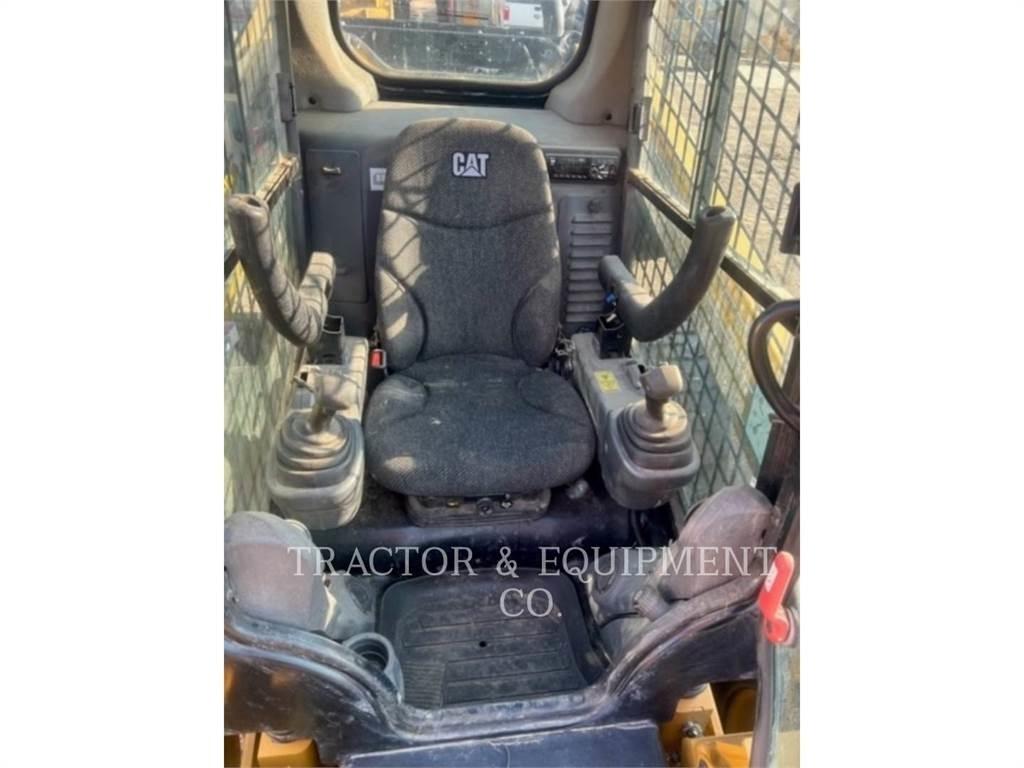 CAT 272D2 滑移装载机