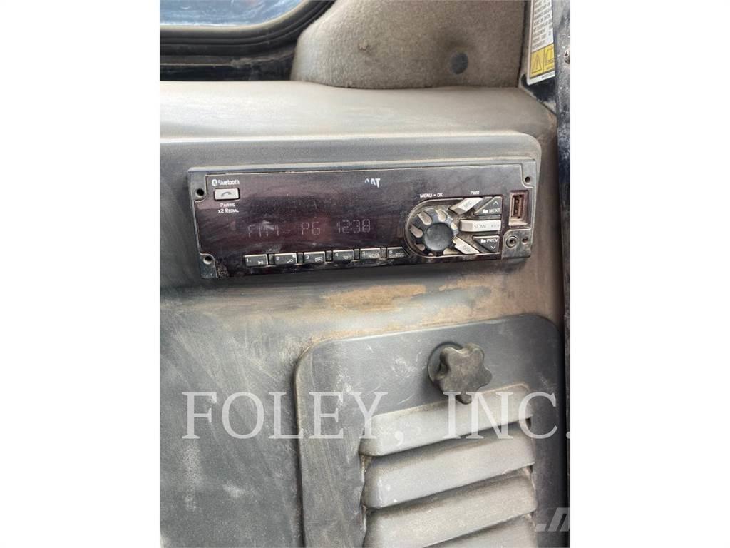 CAT 272D2 滑移装载机