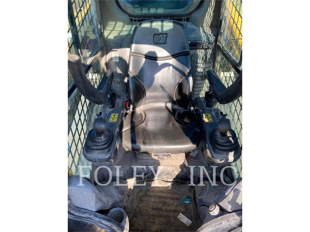 CAT 272D2 滑移装载机