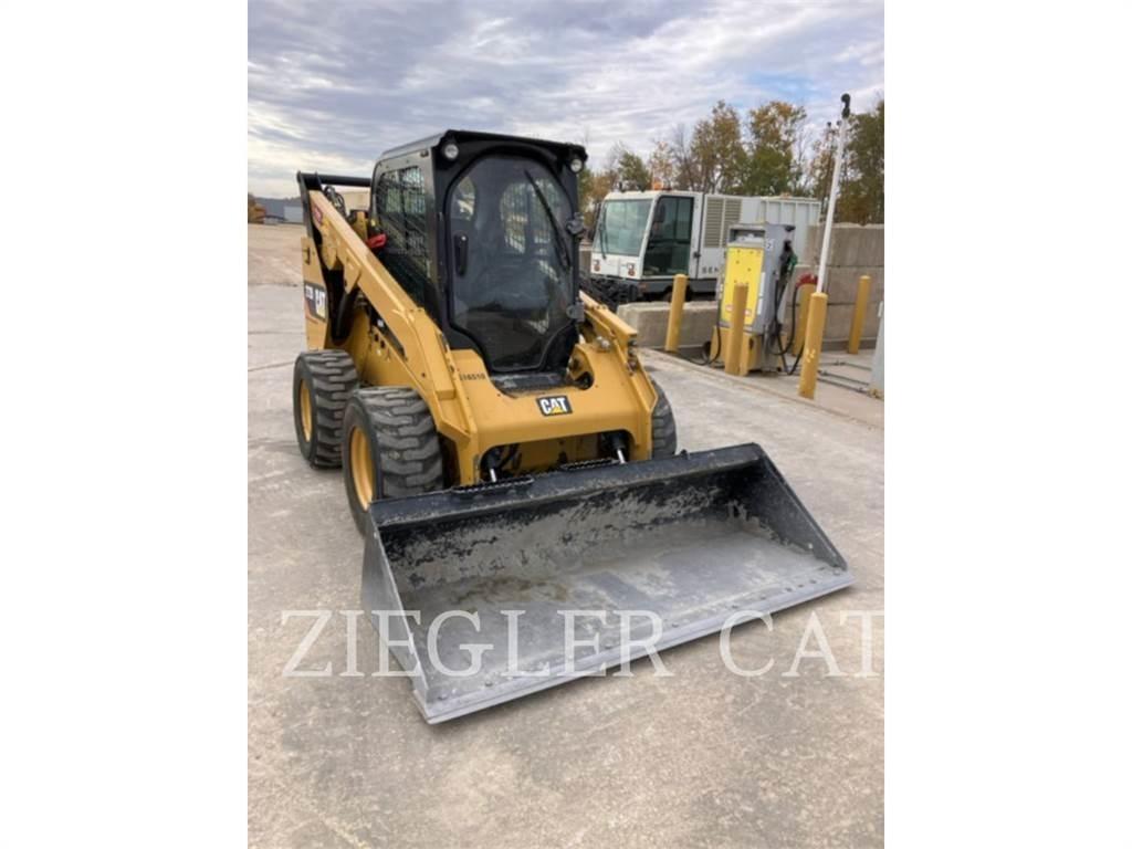 CAT 272D2 滑移装载机