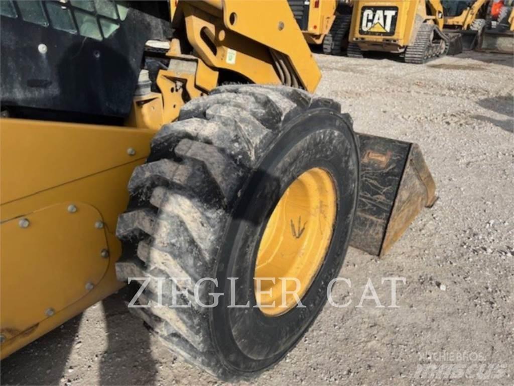 CAT 272D2 滑移装载机