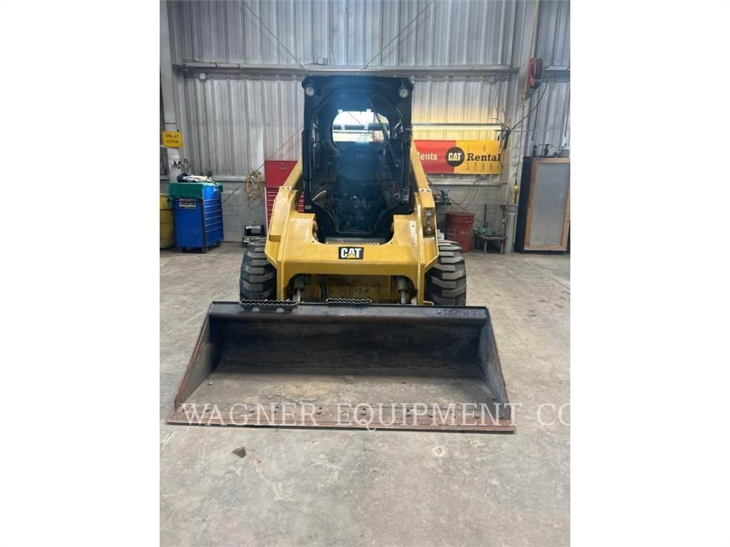 CAT 272D2 滑移装载机