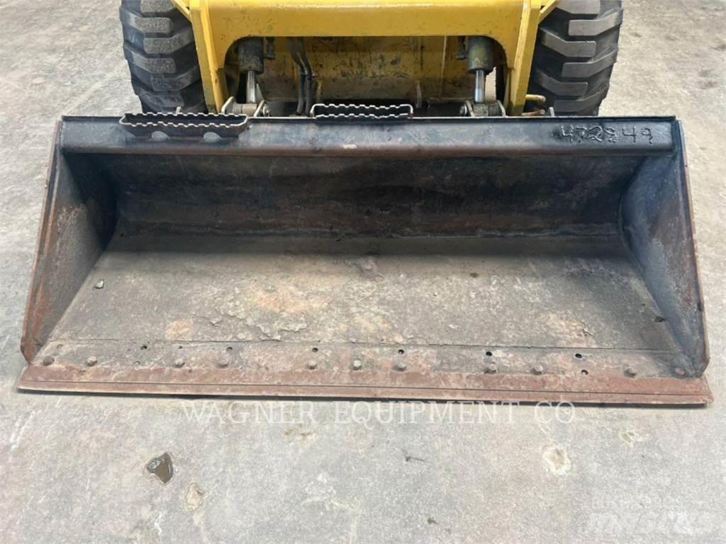 CAT 272D2 滑移装载机