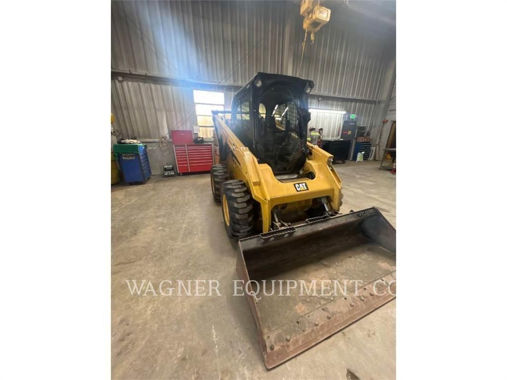 CAT 272D2 滑移装载机