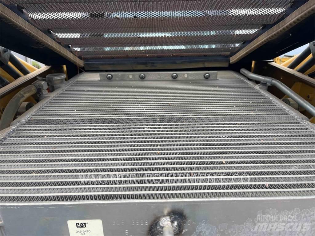 CAT 272D2 滑移装载机