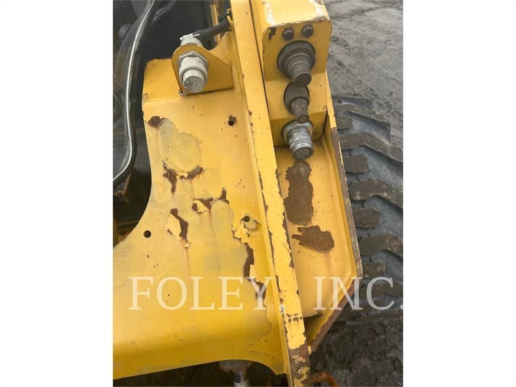 CAT 272D2 滑移装载机