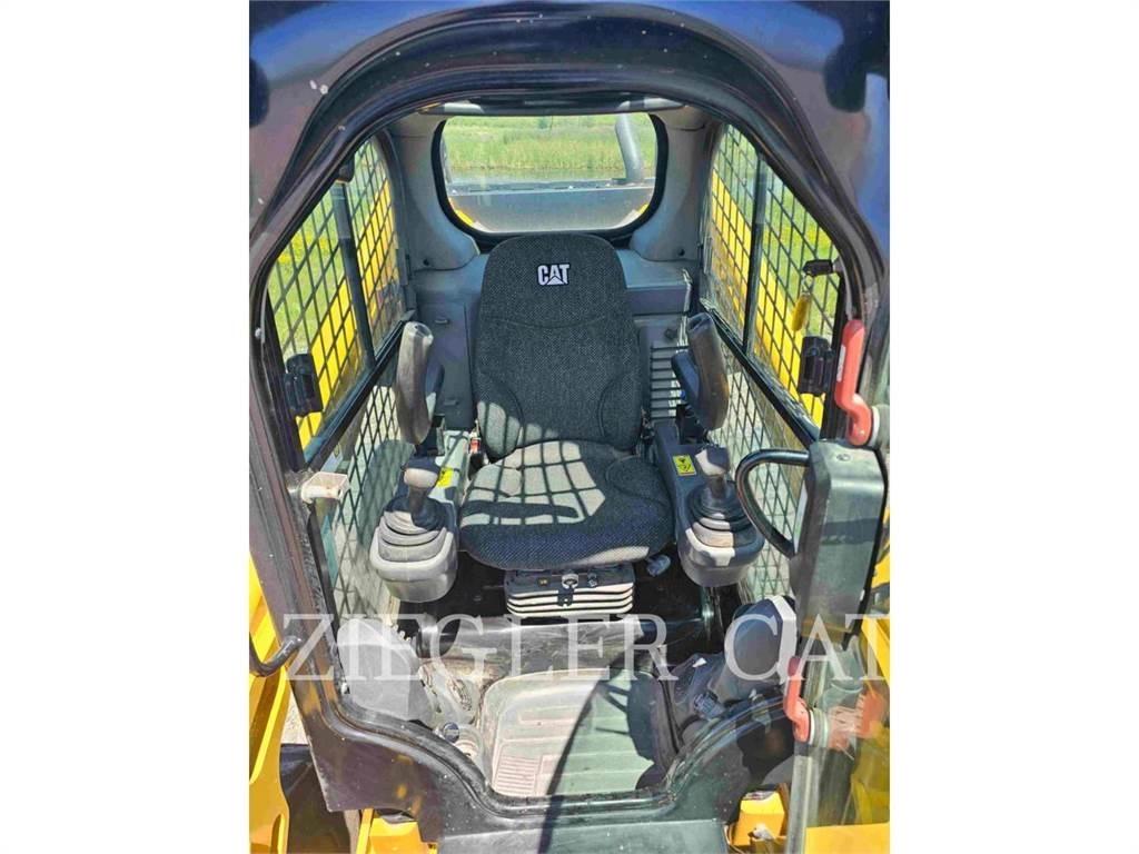 CAT 272D2 滑移装载机