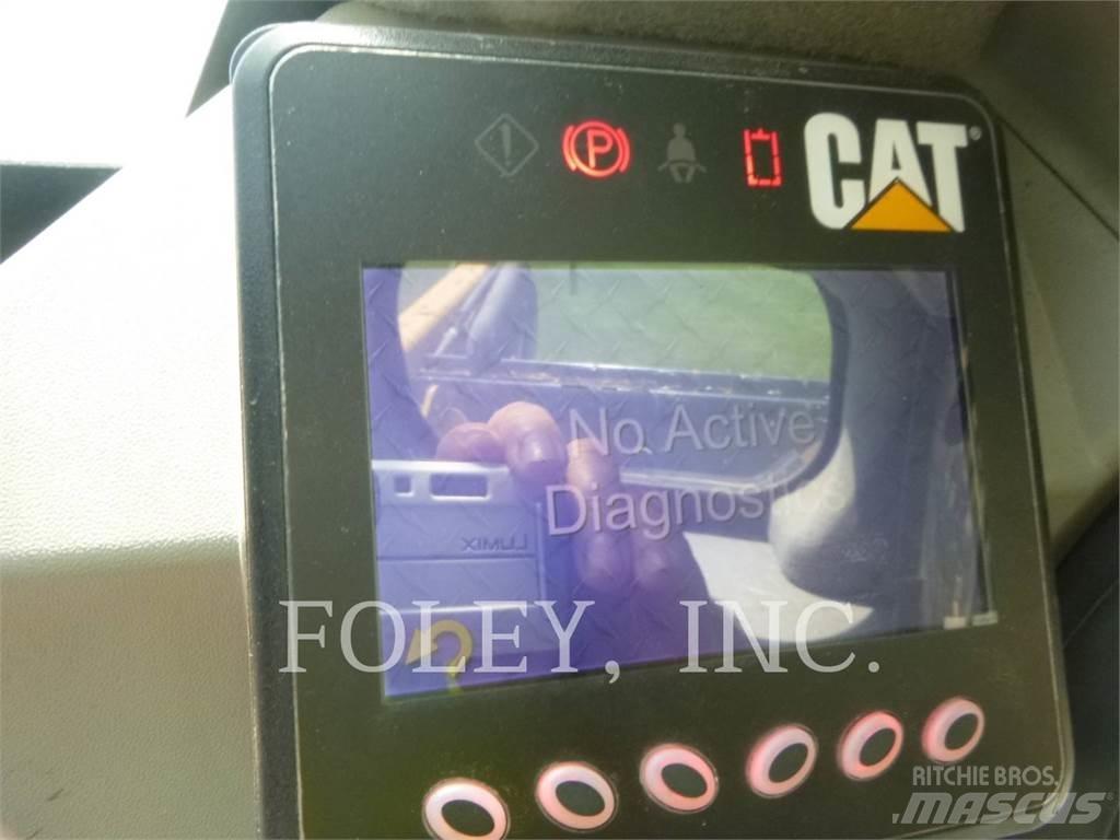 CAT 272D2 滑移装载机