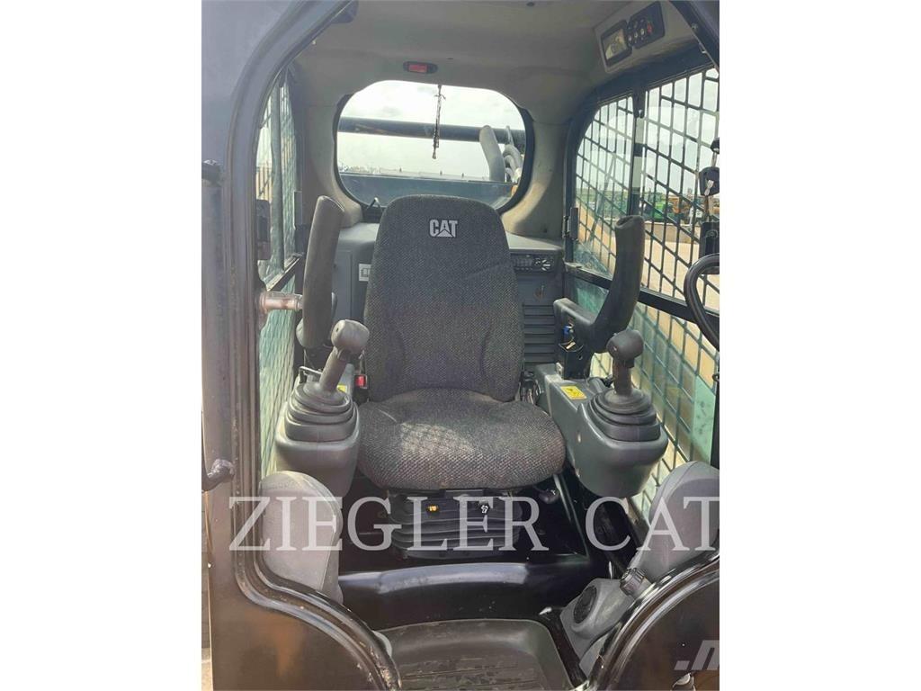 CAT 272D2 滑移装载机