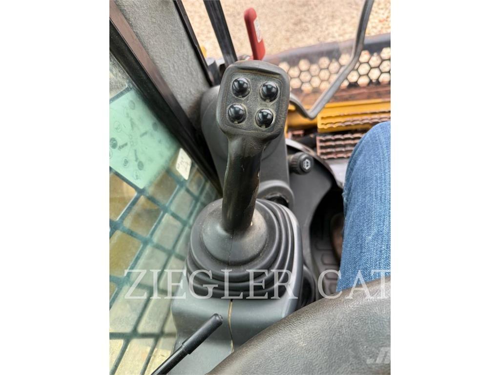 CAT 272D2 滑移装载机