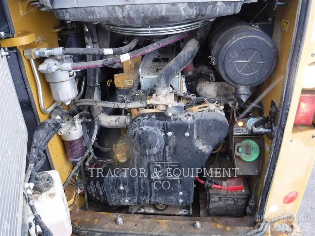 CAT 272D2 H2CB 滑移装载机