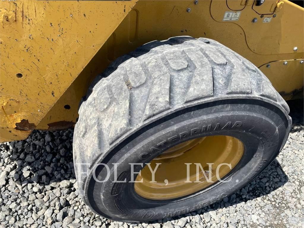 CAT 272D2XHP 滑移装载机