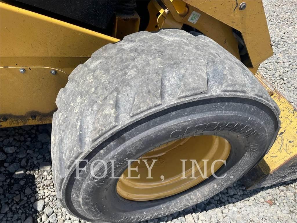 CAT 272D2XHP 滑移装载机