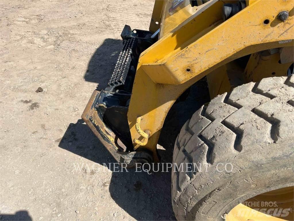 CAT 272D3 滑移装载机