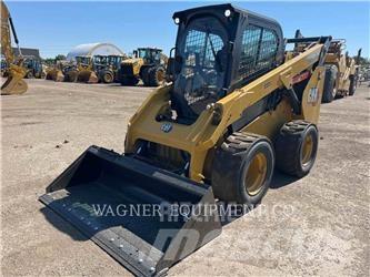 CAT 272D3 滑移装载机