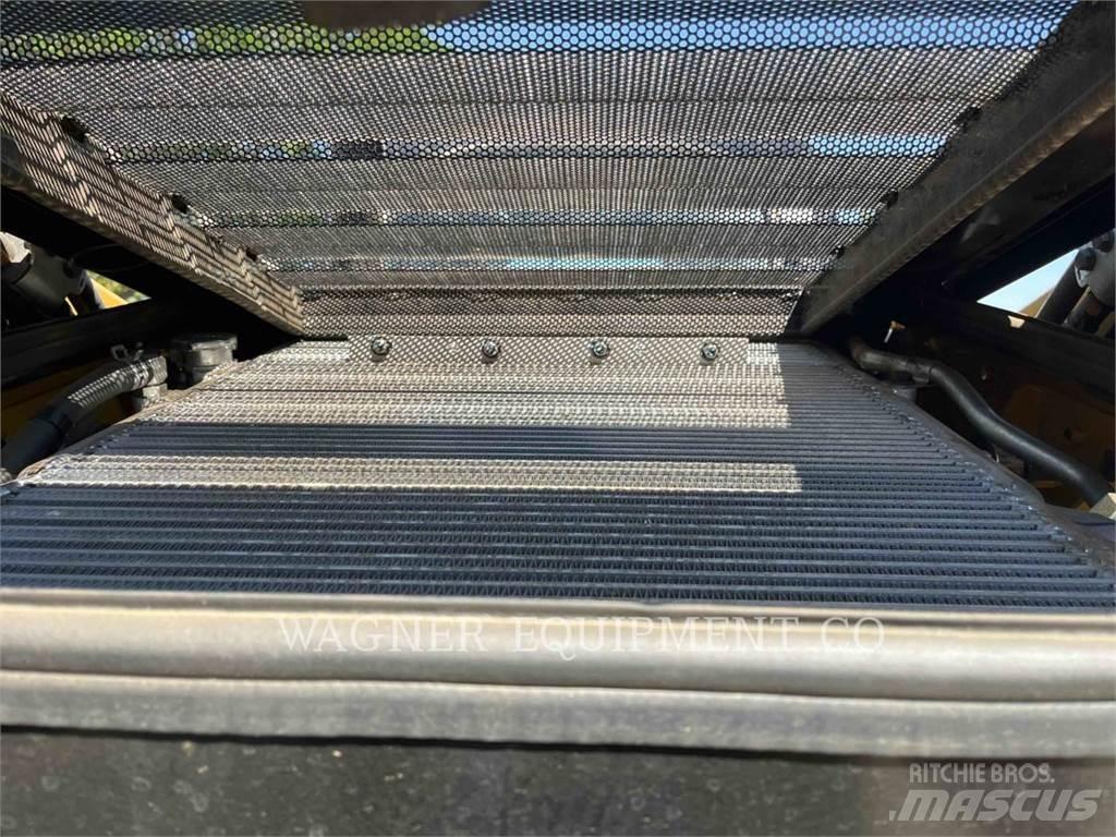 CAT 272D3 滑移装载机