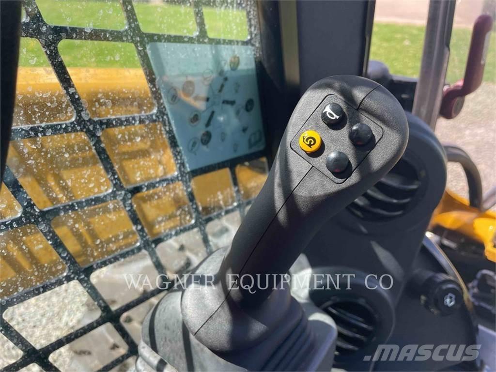 CAT 272D3 滑移装载机